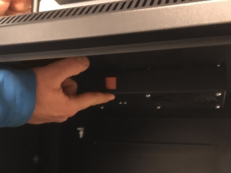 Placer ventilatorenheden og hold den på plads