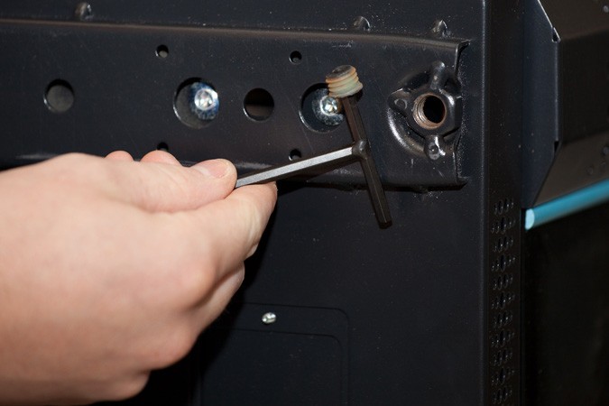 Fjern dækslerne under serverkabinettet